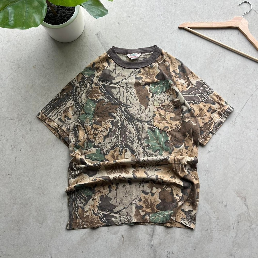 Beautiful vintage 90's single stitch real tree camo tee shirt