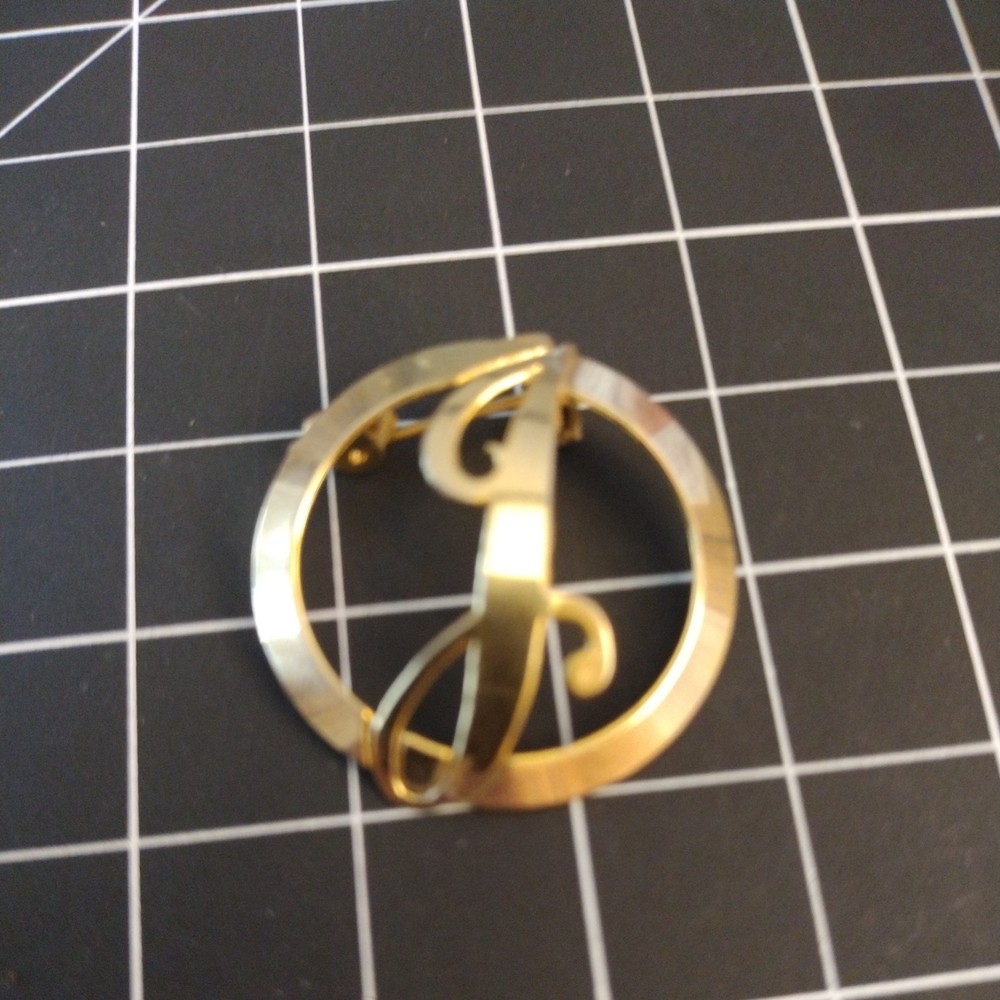 VTG OPEN WORK Letter J Script Cursive Pin Brooch round gold tone costume jewelry