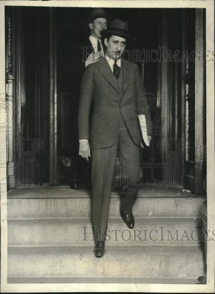 1930 Press Photo Noel Scaffa, Private Detective, leaving New York police station