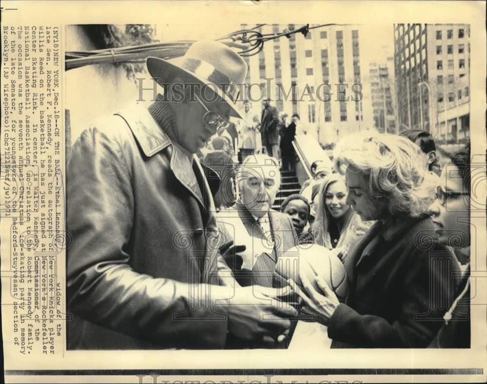 1971 Press Photo Ethel Kennedy, RFK widow, reads autographed ball - noc84640