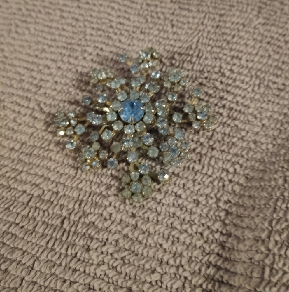 VINTAGE 1950s LIGHT BLUE RHINESTONE STARBURST BROOCH -