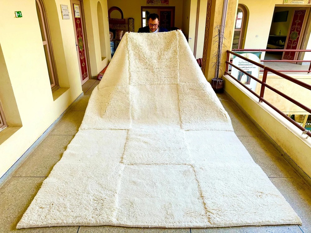 Modern Moroccan Berber Wool Rug Color White Design Handmade Luxury Carpet Rug