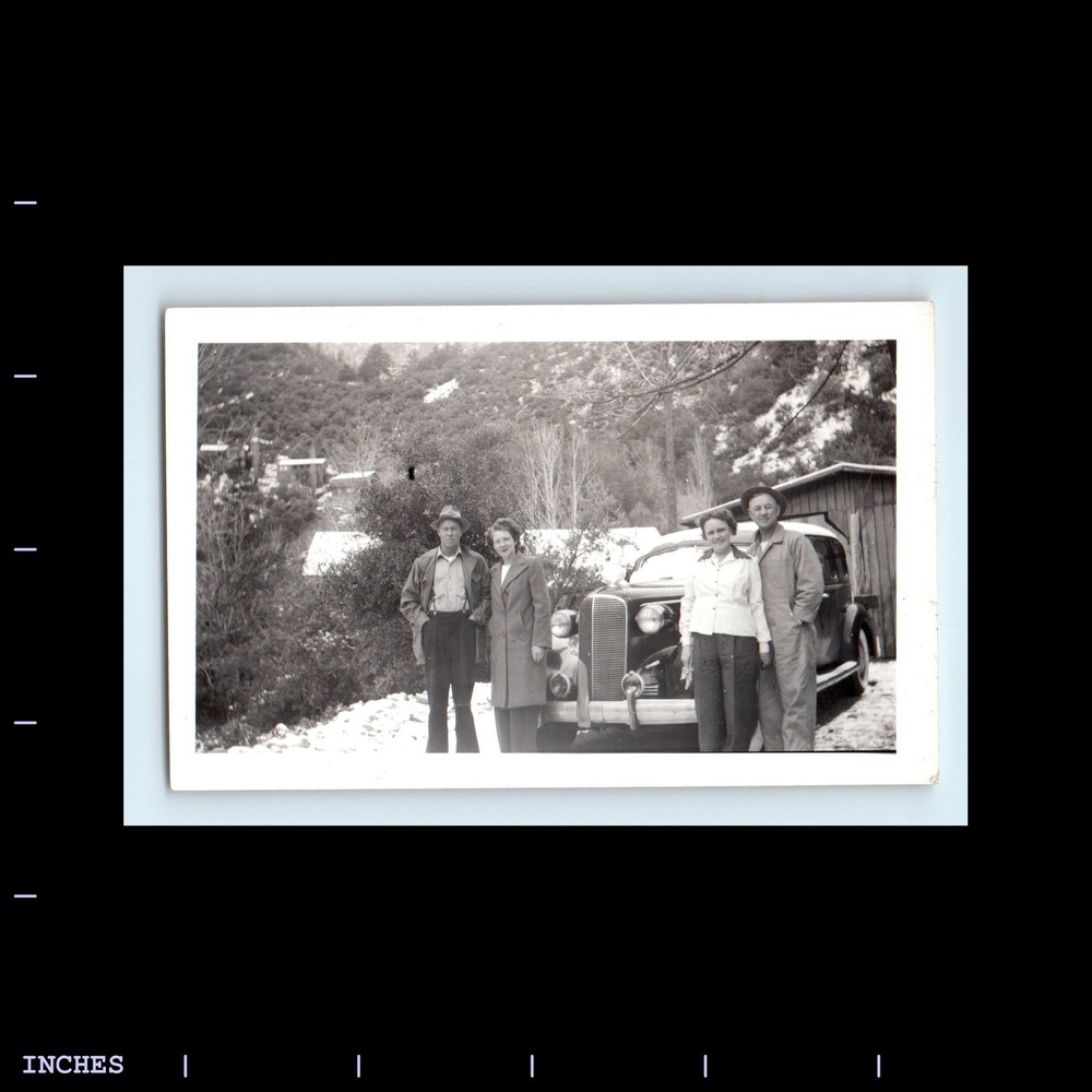 Old Vintage Photo AFFECTIONATE MEN WOMEN CLASSIC CAR SNOW WINTER