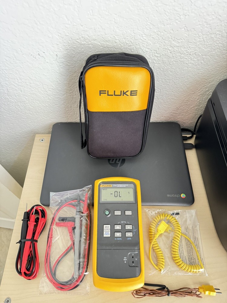 FLUKE 714 THERMOCOUPLE CALIBRATOR W/ACCESSORIES (TESTED) - FREE SHIPPING