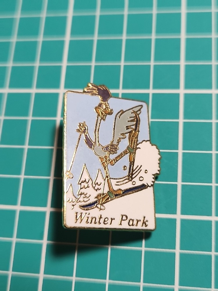 Vintage 1985 Roadrunner Winter Park Skiing Ski Gold Tone Lapel Pin Hat Pin Tie