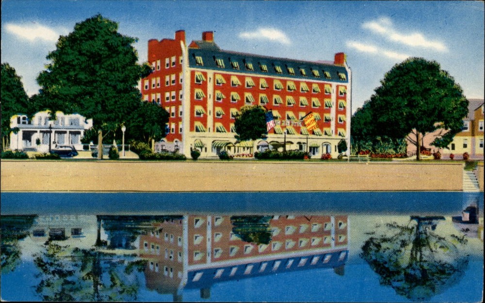 Roger Smith Motor Hotel ~ Stamford Connecticut CT ~ 1950s postcard
