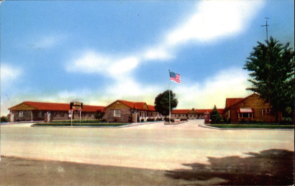Bush's Motel ~ Clare Michigan MI ~ vintage 1950s postcard