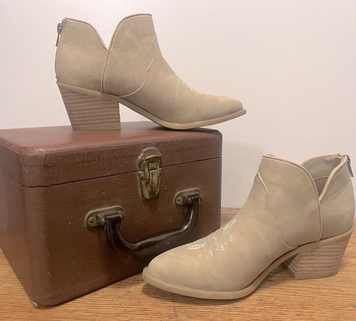 CushionAire “Rodeo” Women's Tan Ankle Boots w/ Embroidery & Zipper Detail Sz 6.5