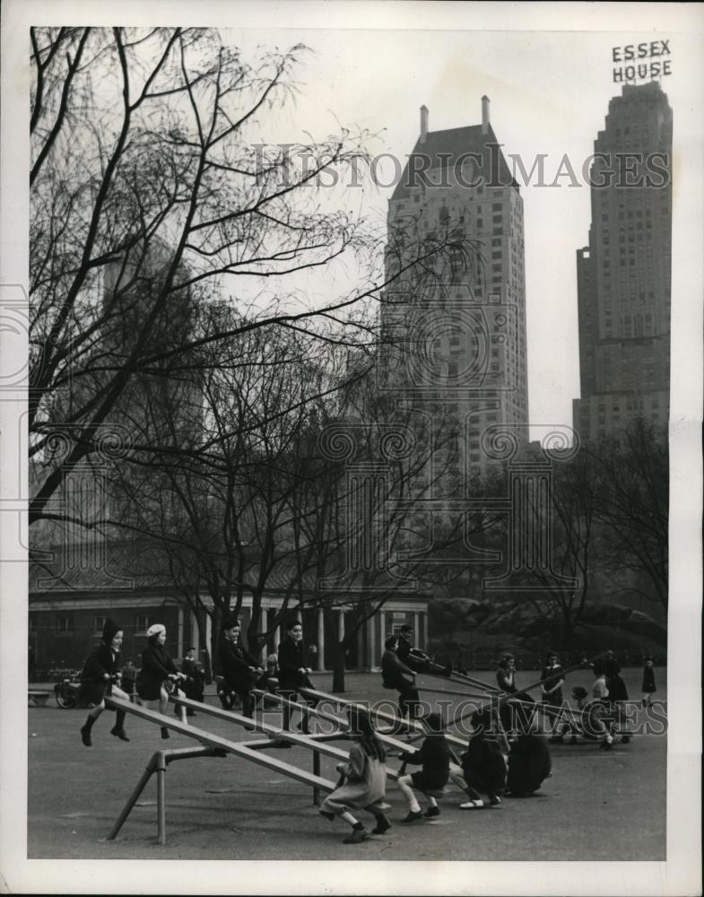 1939 Press Photo New York Central Park & children play on the swings NYC