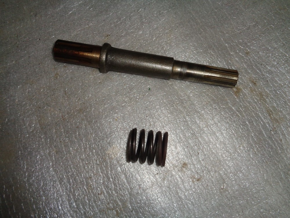 JOHN DEERE L / LA. L.H. FINAL DRIVE-SHAFT DRIVE AL173T. WITH BRAKE DRUM SPRING.