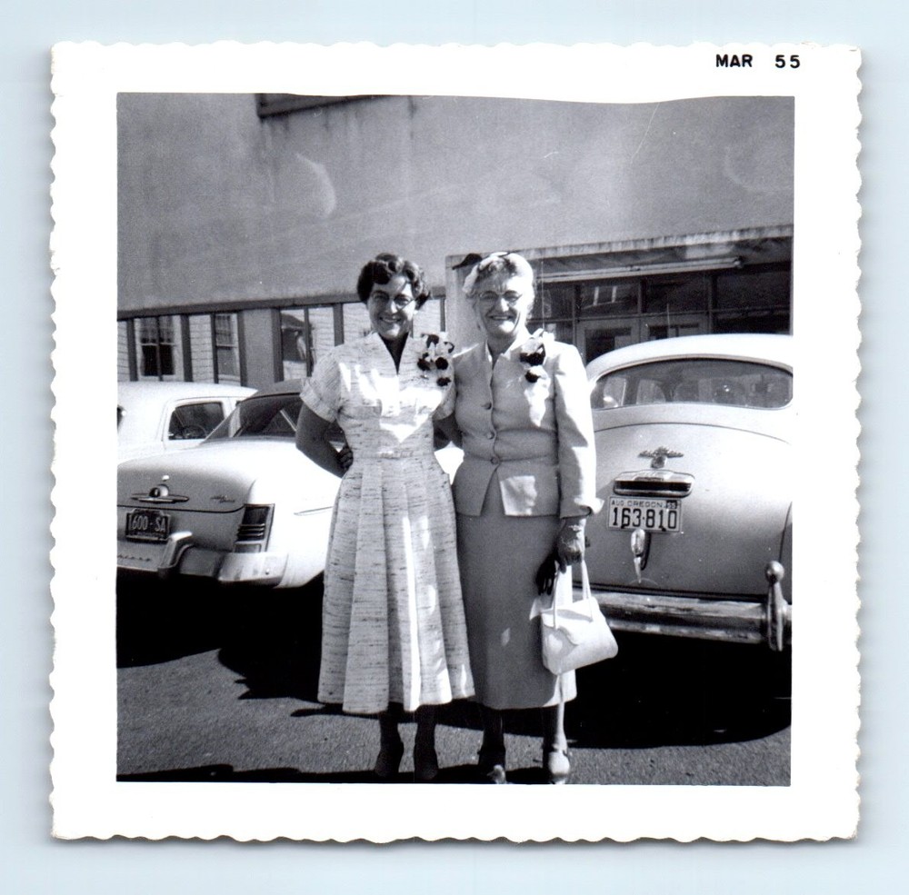 Old Vintage Square Photo PAIR AFFECTIONATE WOMEN CLASSIC CAR OREGON PLATES