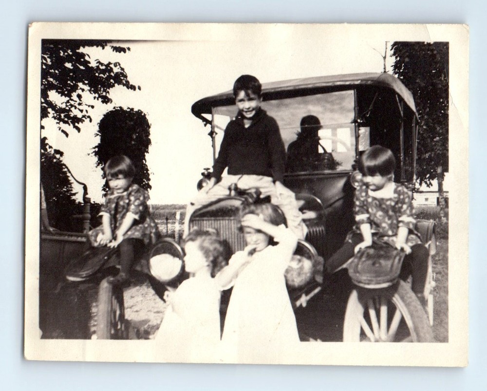 Old Vintage Photo BOYS GIRLS CHILDREN ON CLASSIC CAR MODEL T FORD SNAPSHOT