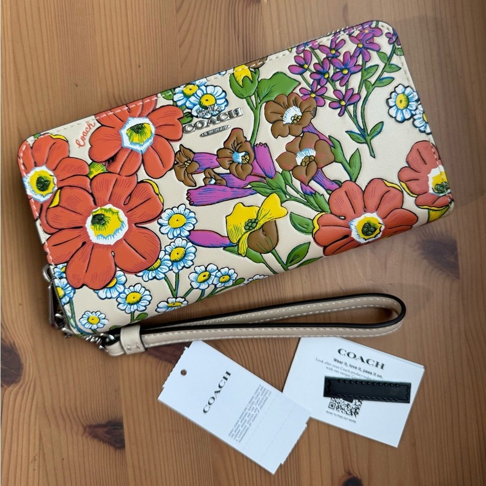 NWT 🌸 Coach Long Zip Around Wallet With Floral Print