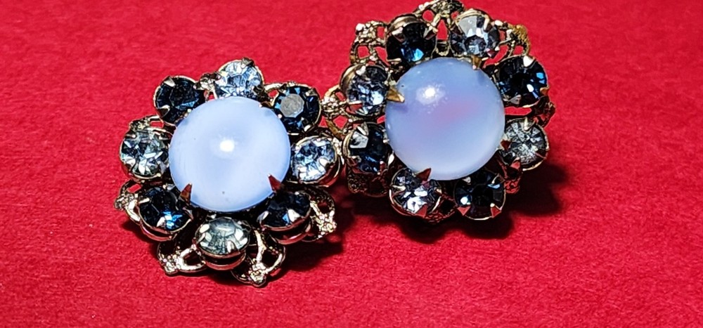 Vintage Blue Rhinestone Clip‑On Earrings – Mid‑Century Floral Design with Light