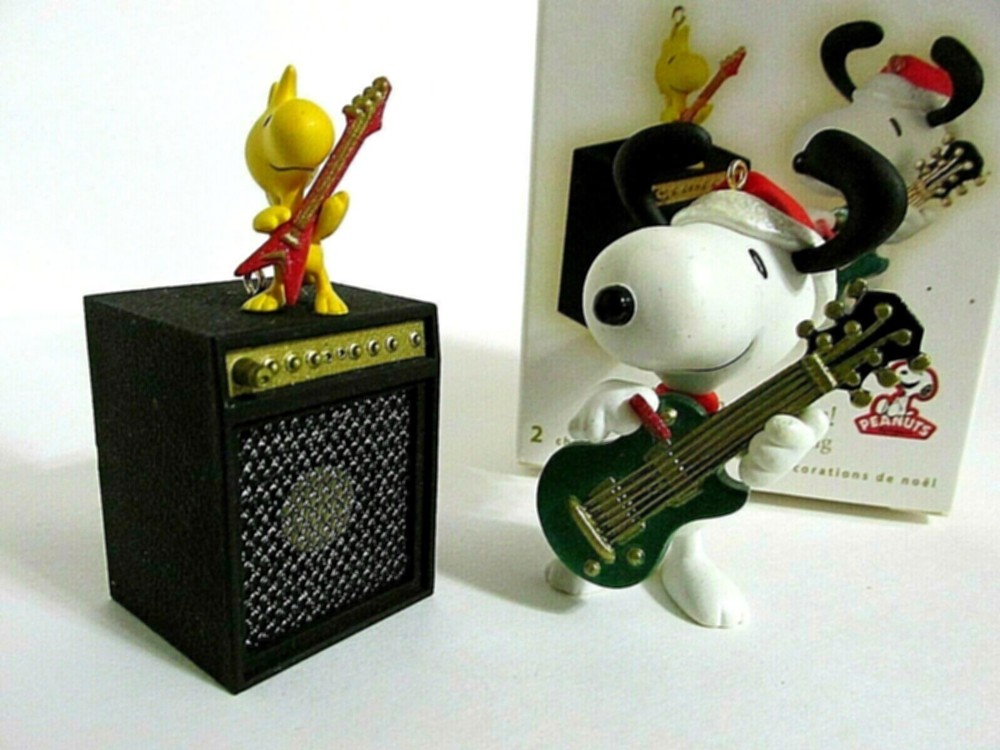 SNOOPY PEANUTS CHARLIE BROWN HALLMARK CHRISTMAS ORNAMENT MUSICAL FIGURINE 2009