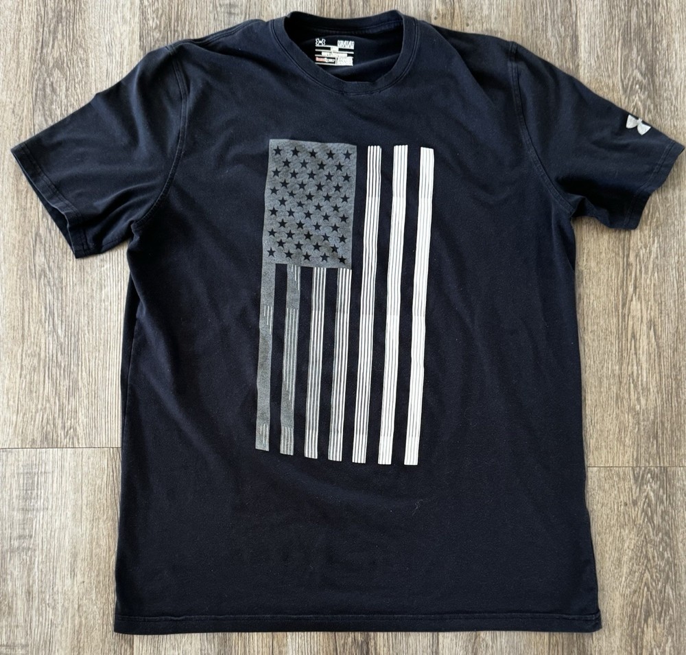Under Armour • Men’s Medium Shirt • HeatGear • Loose • American Flag • Graphic