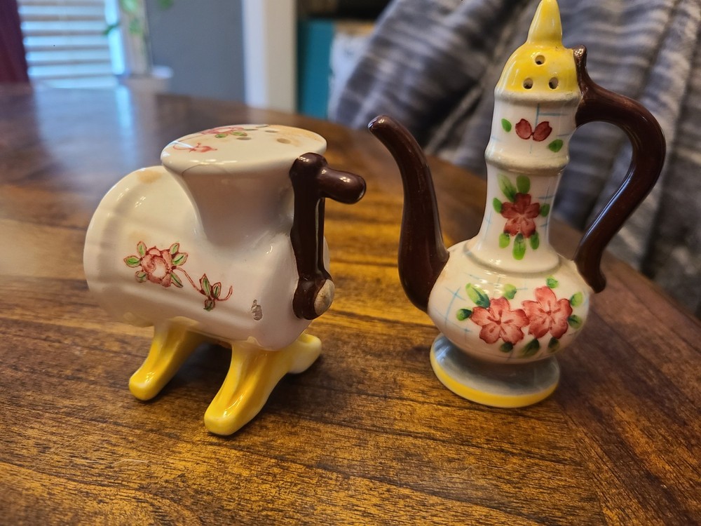 Vtg Coffee Grinder And Percolator Salt And Pepper Shakers