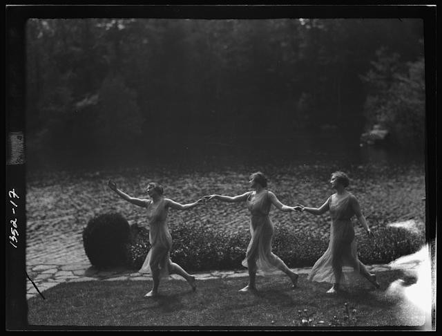 Photo:Elizabeth Duncan dancers children 1910s dance performance outdoors