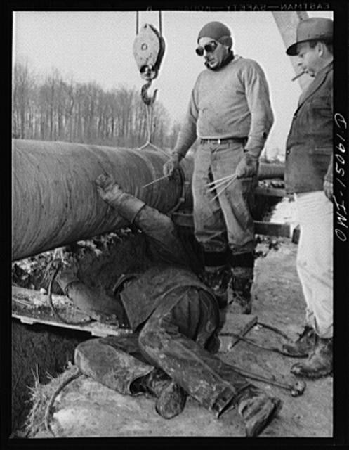 Photo:Pennsylvania Oil Pipeline Repair Workers 1940s Emergency War Section