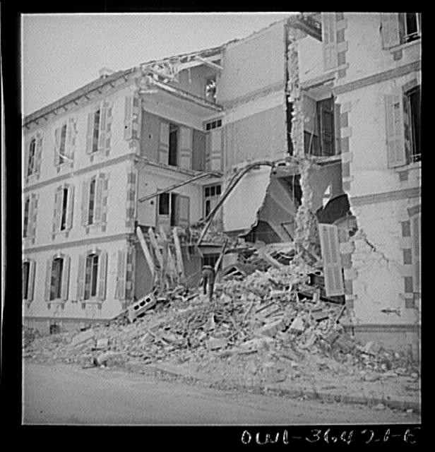 Photo:Damaged Apartment Building Ruins 1900s Earthquake Collapse