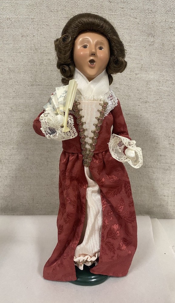 BYERS' CHOICE Caroler Williamsburg Colonial Woman w/fan 2005 Exclusive