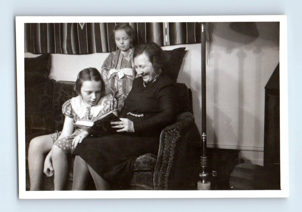 Old Vintage Photo WOMAN GIRLS READING BOOK ON COUCH SOFA IN LIVING ROOM