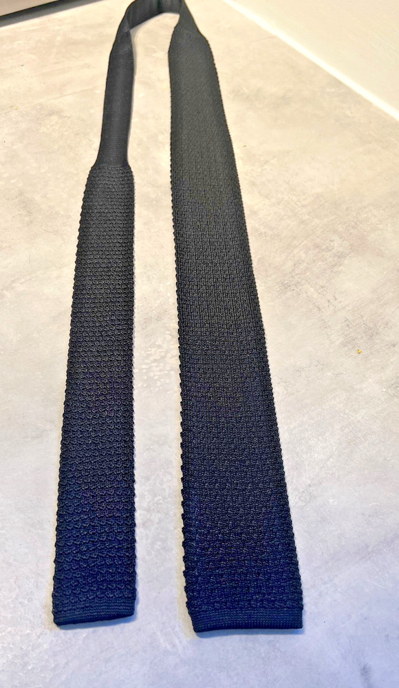 Club Monaco Mens Black Knit Tie 100% Silk Made In Italy