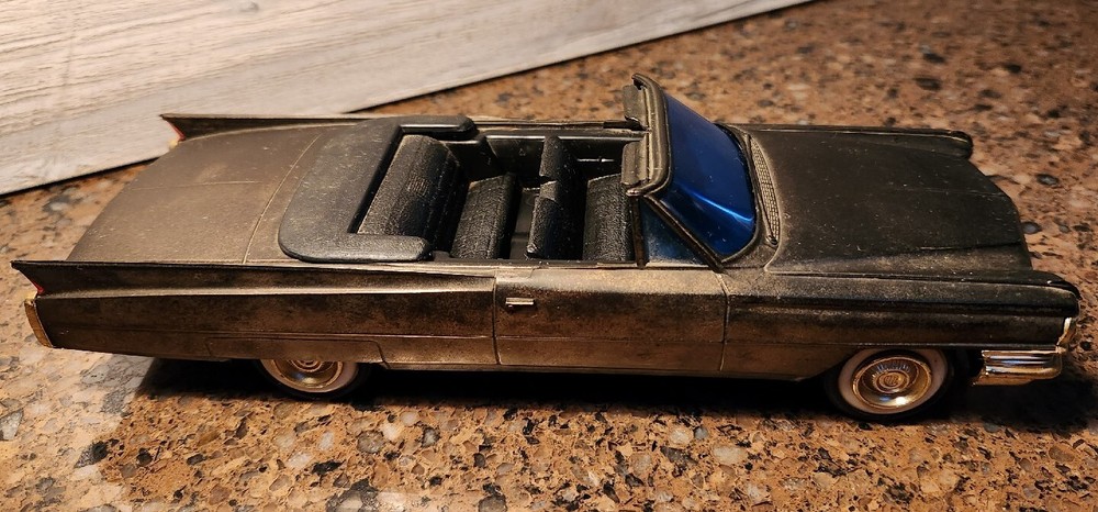 VINTAGE 1963 CADILLAC CONVERTIBLE PLASTIC RADIO(static Only)