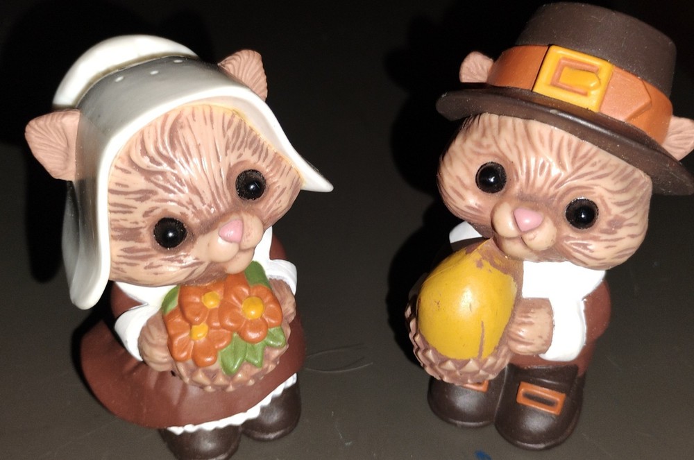 Vintage Hallmark Thanksgiving Pilgrim Chipmunk /Squirrel Salt & Pepper Shakers