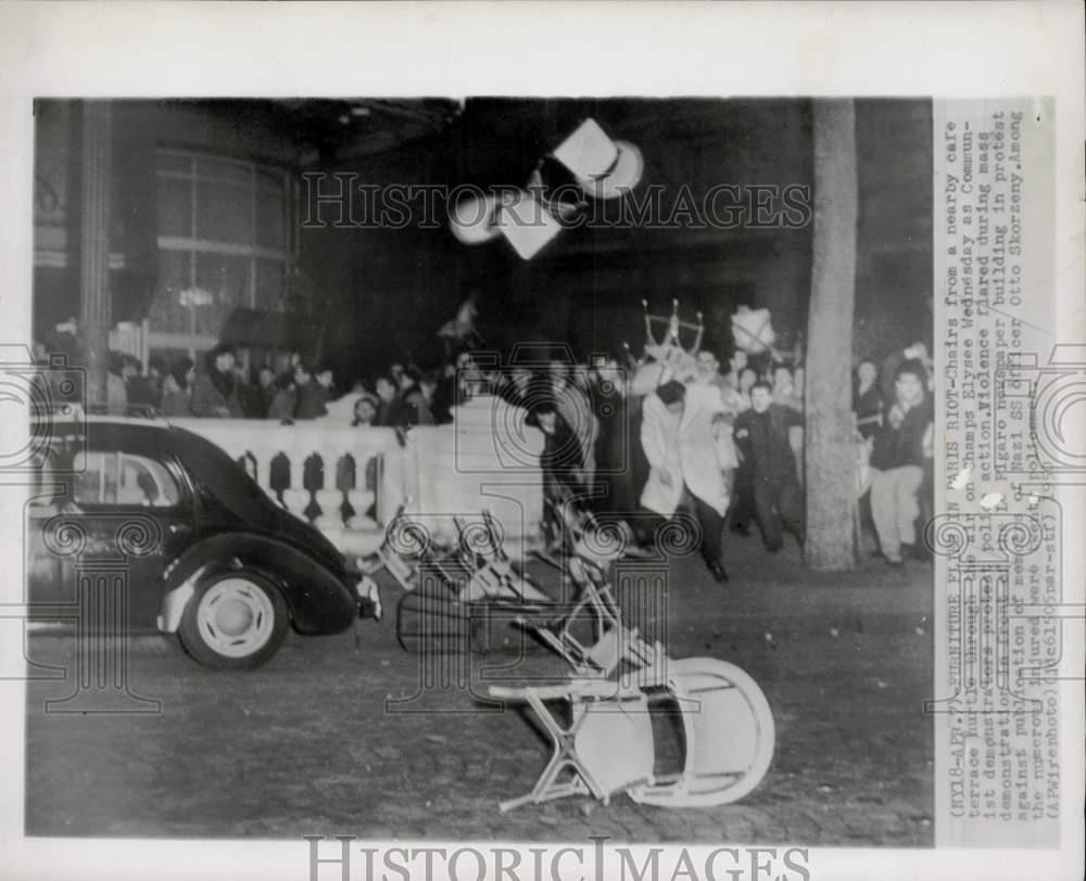 1950 Press Photo Communist demonstrators on the Champs Elysee in Paris, France