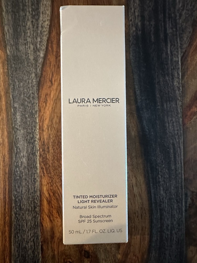 Lightweight Tinted Face Moisturizer in Cameo 1C0 for Even Skin Tone