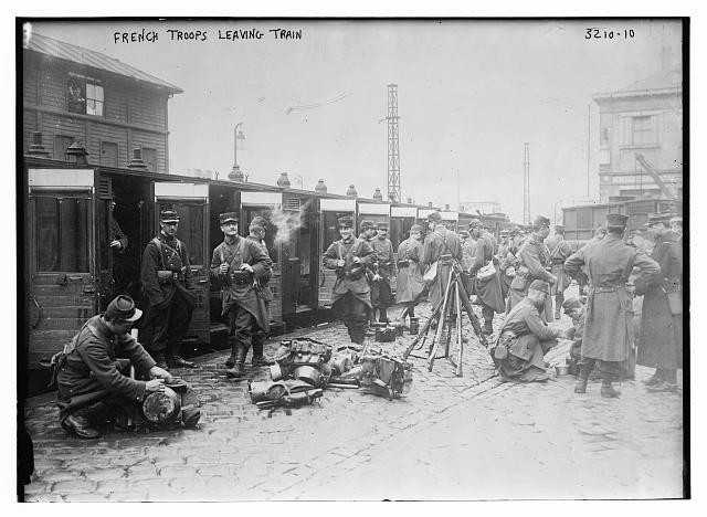 Photo:French troops leaving train
