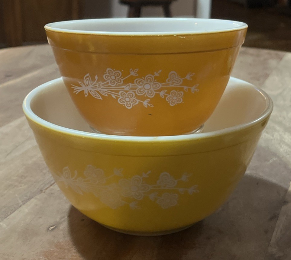 Pyrex Butterfly Gold Mixing Bowls 401 & 402 Set of 2 – Vintage VGUC