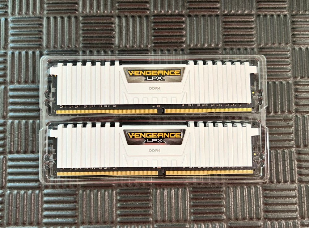 CORSAIR VENGEANCE LPX 16GB (2x8GB) DDDR4 DRAM 3200MHz Memory Module Kit - White
