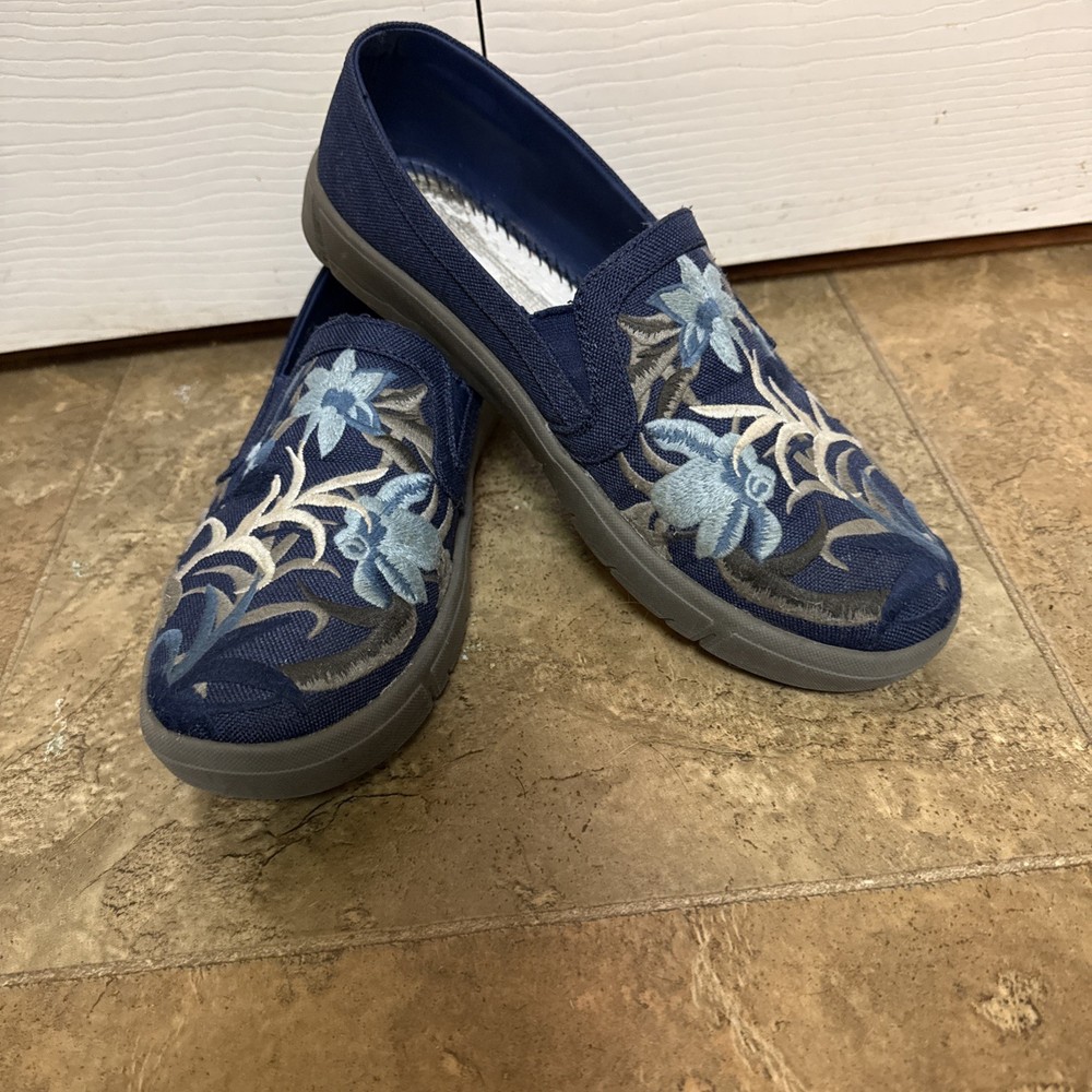 Baretraps Sneakers 8.5 M Women's Slip On Beech Blue Floral Embroidered