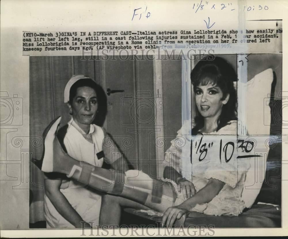 1969 Press Photo Actress Gina Lollobrigida & a nurse, after operation, Rome