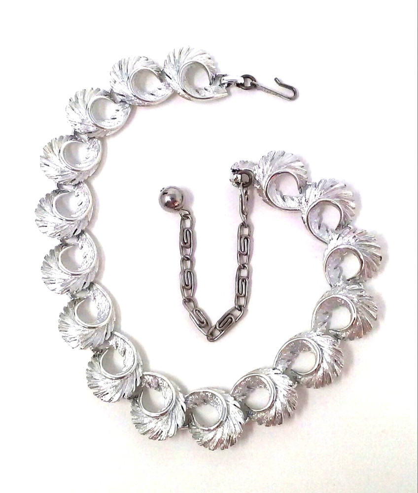 Vintage Lisner Floral Leaf Swirl Textured Silver Tone Linked Choker Necklace