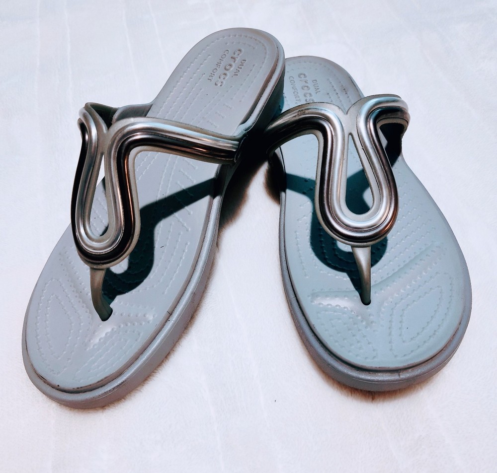 Crocs Sanrah Dual Comfort Silver/Grey Flips, Sandal/Slide. Size 8. Beachy!