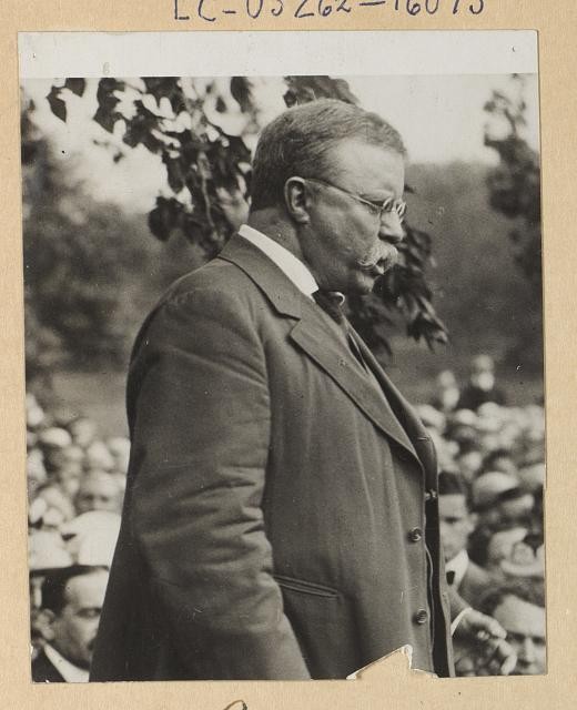 Photo:Theodore Roosevelt 1910s Speaking to Crowd Profile Portrait