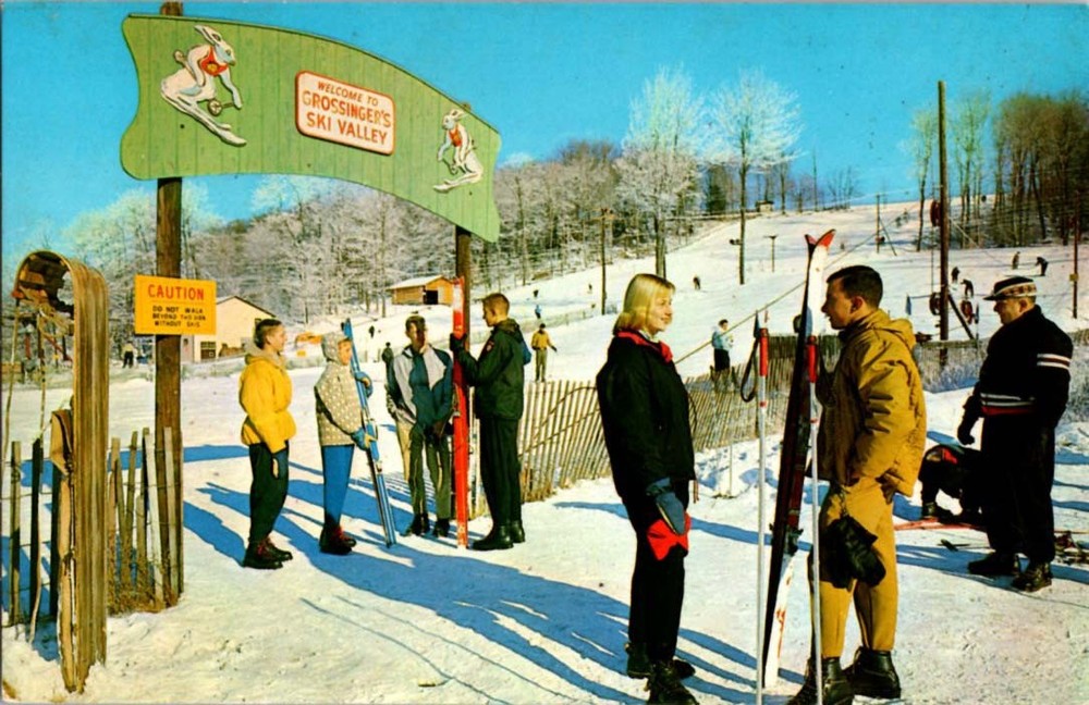Pre-1980 SKIING BY OLD ENTRANCE SIGN Grossinger - Liberty In Catskills NY BJ7756