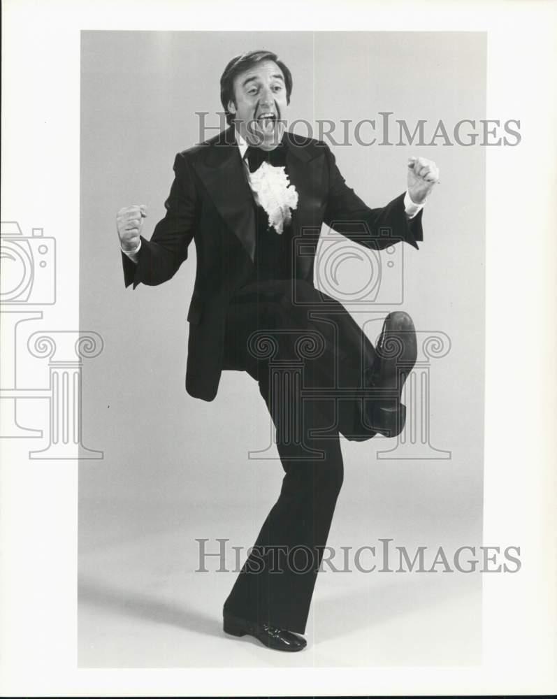 1978 Press Photo Actor & Comedian Jim Nabors kicks his leg in a tuxedo