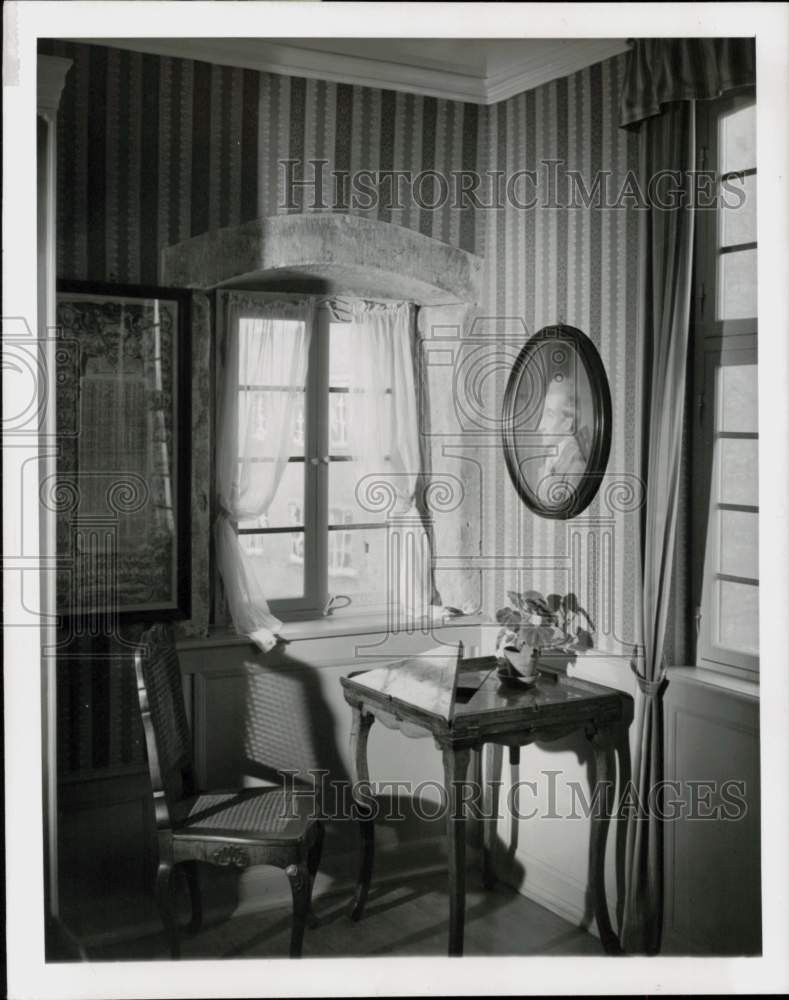 1951 Press Photo Reading table in the reconstructed Frankfurt Goethe House