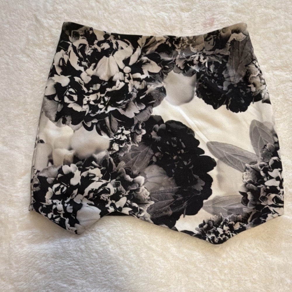 Tiger Mist Floral Black White Mini Skirt Zip Accent Women's Short Regular Size L