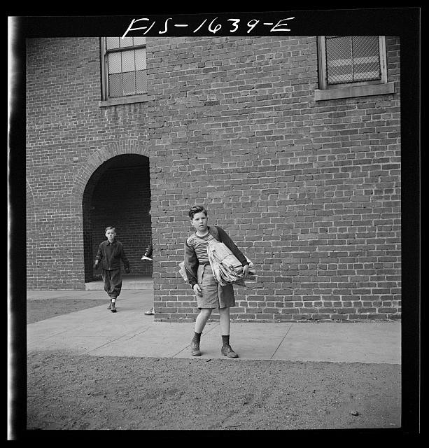 Photo:Washington DC 1942 Children Scrap Paper School Victory Program