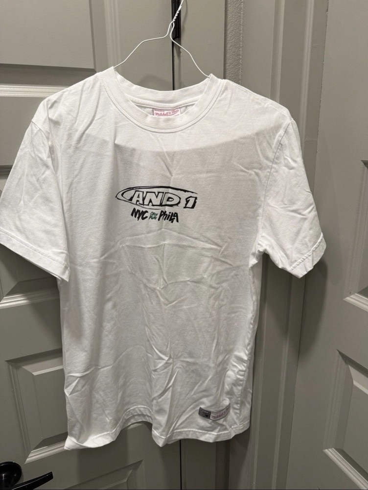 AND1 Mixtape Tour NYC vs Phila Men's White Graphic Crew Neck T-Shirt Size S