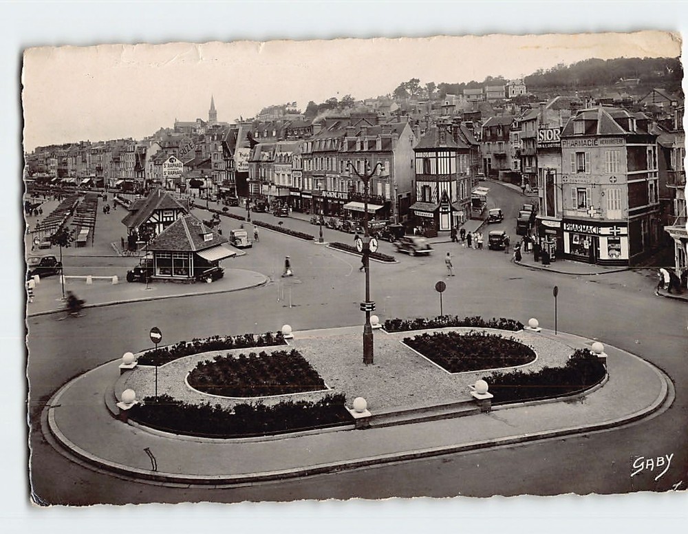 Postcard La Reine des Plages La Place et le Quai Trouville France