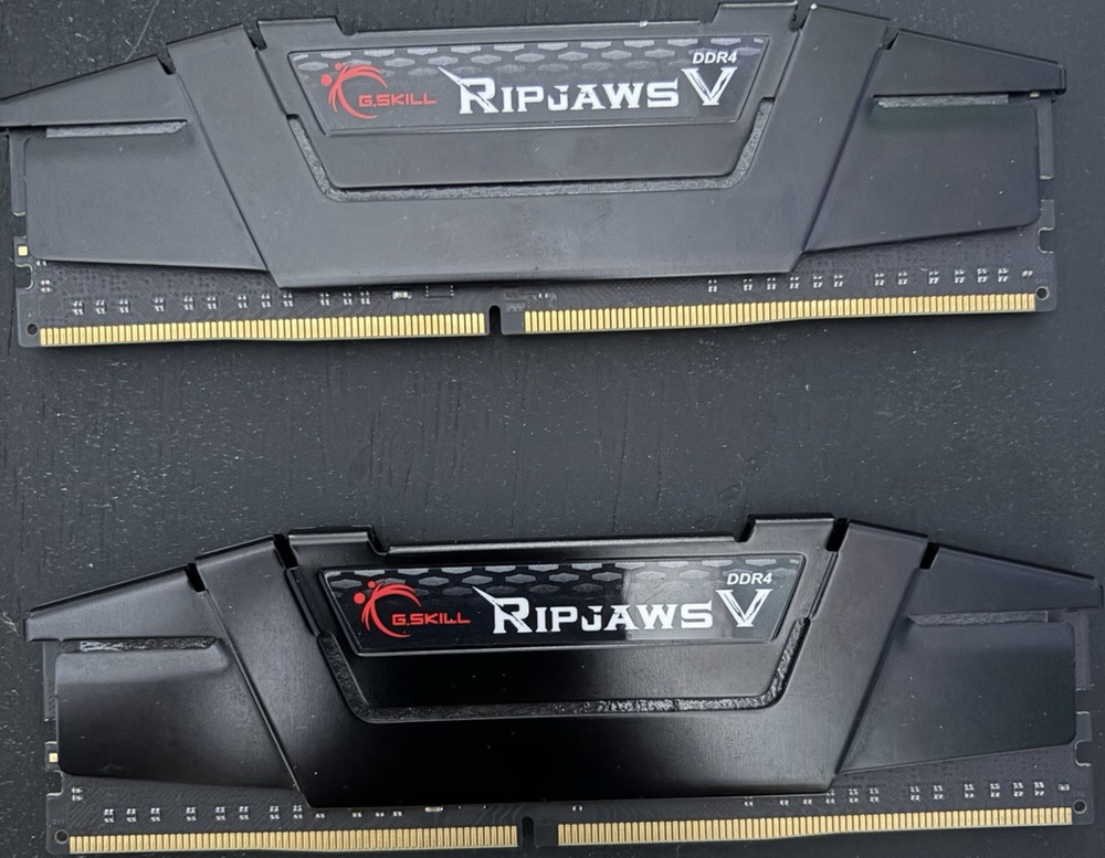 G.SKILL Ripjaws V 16GB (2x8GB) DDR4-3200 PC4-25600 DIMM F4-3200C16D