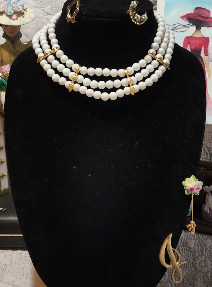 Vintage triple-strand white-creamy acrylic beaded choker necklace