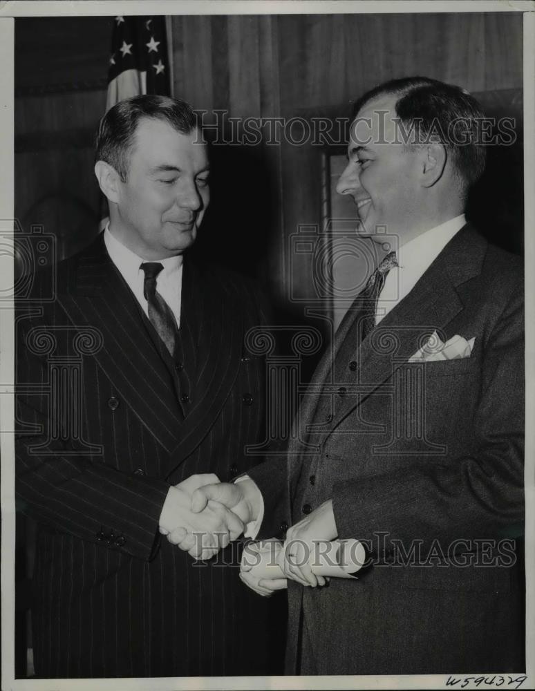 1941 Press Photo Attorney General Robert Jackson giving congratulations