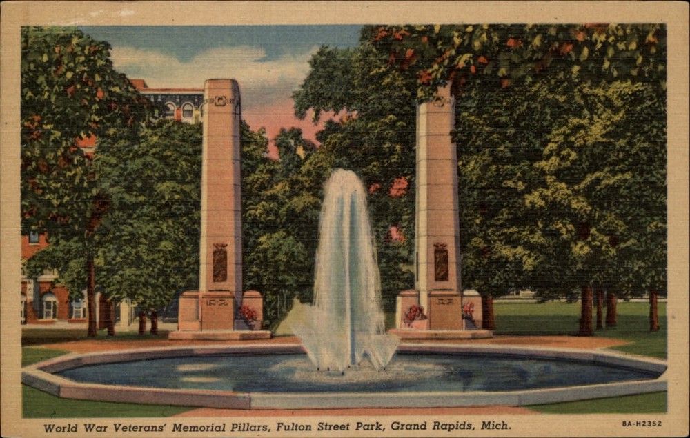 World War  Veterans' Memorial Grand Rapids Michigan fountain ~ 1940s linen